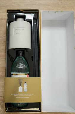 Eve parfüm kutusu, masaya da ev parfümü.