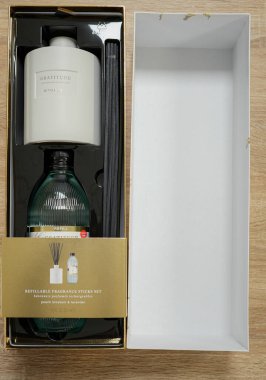 Eve parfüm kutusu, masaya da ev parfümü.