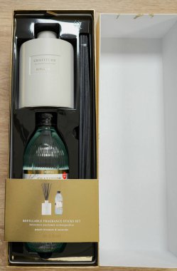 Eve parfüm kutusu, masaya da ev parfümü.