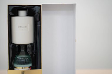 Eve parfüm kutusu, masaya da ev parfümü.