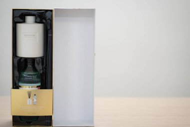 Eve parfüm kutusu, masaya da ev parfümü.