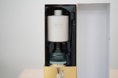 Eve parfüm kutusu, masaya da ev parfümü.