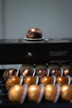 Pathum Thani, Tayland: 17 Nisan 2025. Masada bir kutu nespresso var. Nespresso kahve kapsülleri tek kullanımlık kahve çekirdeklerinin önceden paylaştırılmış bir türüdür.. 