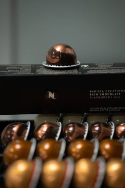 Pathum Thani, Tayland: 17 Nisan 2025. Masada bir kutu nespresso var. Nespresso kahve kapsülleri tek kullanımlık kahve çekirdeklerinin önceden paylaştırılmış bir türüdür.. 