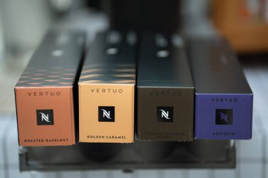 Pathum Thani, Tayland: 17 Nisan 2025. Masada bir kutu nespresso var. Nespresso kahve kapsülleri tek kullanımlık kahve çekirdeklerinin önceden paylaştırılmış bir türüdür.. 
