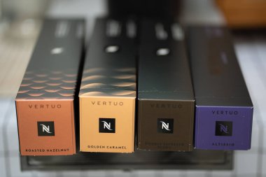 Pathum Thani, Tayland: 17 Nisan 2025. Masada bir kutu nespresso var. Nespresso kahve kapsülleri tek kullanımlık kahve çekirdeklerinin önceden paylaştırılmış bir türüdür..