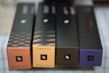 Pathum Thani, Tayland: 17 Nisan 2025. Masada bir kutu nespresso var. Nespresso kahve kapsülleri tek kullanımlık kahve çekirdeklerinin önceden paylaştırılmış bir türüdür..
