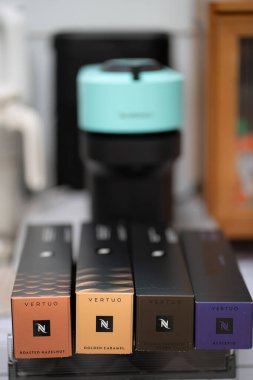Pathum Thani, Tayland: 17 Nisan 2025. Masada bir kutu nespresso var. Nespresso kahve kapsülleri tek kullanımlık kahve çekirdeklerinin önceden paylaştırılmış bir türüdür..