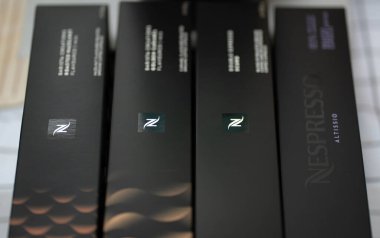 Pathum Thani, Tayland: 17 Nisan 2025. Masada bir kutu nespresso var. Nespresso kahve kapsülleri tek kullanımlık kahve çekirdeklerinin önceden paylaştırılmış bir türüdür..
