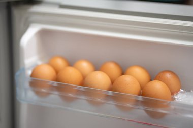 Buzdolabındaki yumurtaları kapat.