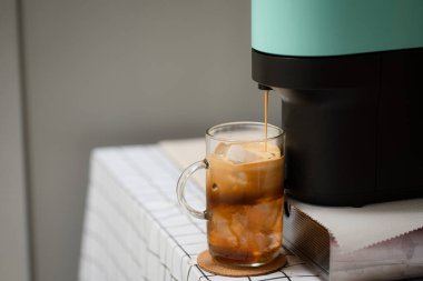 Kahve makineli buzlu kahve fincanı. 