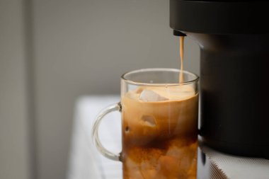 Kahve makineli buzlu kahve fincanı. 