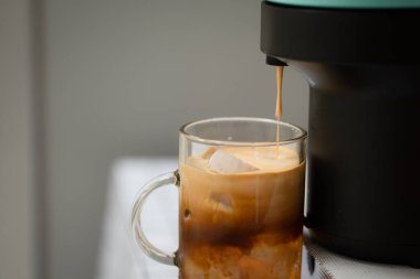 Kahve makineli buzlu kahve fincanı. 