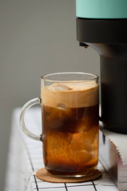 Kahve makineli buzlu kahve fincanı. 