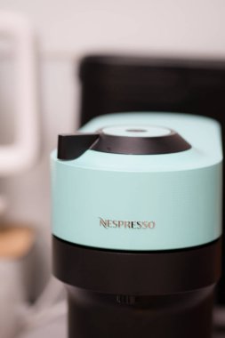 PATHUM THANI, THAILAND - 21 Nisan 2025: espresso fincanlı kapsül kahve makinesi. Nespresso kahve makineleri ve kapsülleriyle dünya çapında bir lider şirkettir..