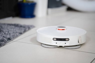 Robot süpürgesi yerde. 