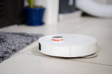 Robot süpürgesi yerde. 