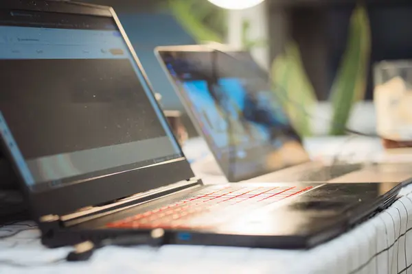 Ofisteki masada iki dizüstü bilgisayar. 