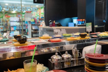 Pathum Thani, Tayland - 29 Nisan 2025: Taze Lezzetler: Shabu Shabu Büfesi Kaiten Tarzı Sundu