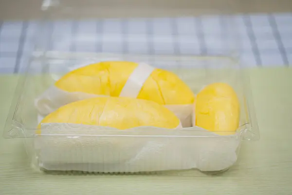 Durian kabuklu taze Durian ambalajı. Meyvelerin kralı Durian. Tropik meyve. 