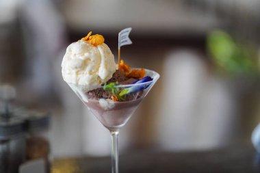 Masaya damlayan dondurma bardağını kapat.