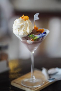 Masaya damlayan dondurma bardağını kapat.