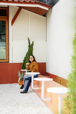 CHACHOENGSAO-JANUARY 4. 2023: Woody Haus Kafe 'de gezen ve ilan veren bir kadın
