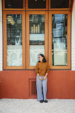 CHACHOENGSAO-JANUARY 4. 2023: Woody Haus Kafe 'de gezen ve ilan veren bir kadın