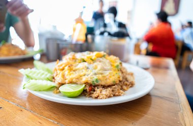 Omlet yumurtalı ve sebzeli kızarmış pilav, Asya yemeği.