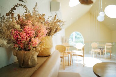 PATHUM THANI, THAILAND-MAYIS 22.2025: 'BREAD TORY' yerel içecek barı ve pastanesinde iç tasarım ve mimari