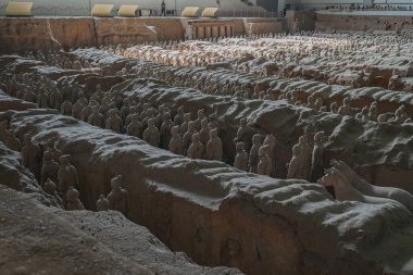 Birinci Qin İmparatoru Xian, Çin 'in mozolesinin 1 numaralı çukurundaki Terracotta savaşçılarına yakın durun..