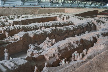 Çin 'de Xian yakınlarında tarihi ve arkeolojik bir eser olan Terracotta Savaşçılarının heykelleri. 