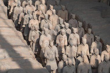 Çin 'in Terracotta Savaşçıları. Terracotta Ordusu, Çin 'in ilk imparatoru Qin Shi Huang' ın ordularını tasvir eden heykel koleksiyonudur.