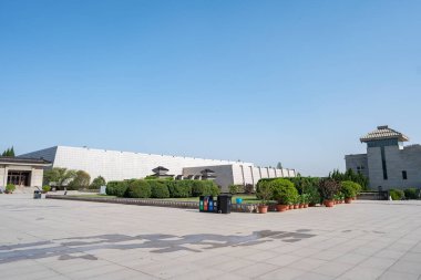 Yeşil çalıları ve açık gökyüzü olan modern mimari