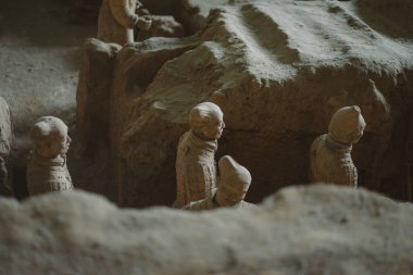 Terracotta Ordusu (Asker ve at cenazesi heykelleri), Çin 'in ilk imparatoru Qin Shi Huang' ın ordularını tasvir eden heykeller. UNESCO Dünya Mirası.