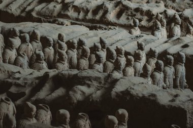 Terracotta Ordusu, Çin 'in ilk imparatoru Qin Shi Huang' ın ordularını tasvir eden bir terracotta heykeli koleksiyonudur.. 