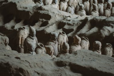 Terracotta Ordusu, Çin 'in ilk imparatoru Qin Shi Huang' ın ordularını tasvir eden bir terracotta heykeli koleksiyonudur.. 