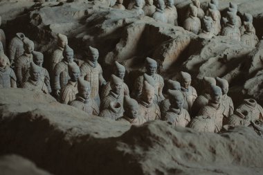 Terracotta Ordusu (Asker ve at cenazesi heykelleri), Çin 'in ilk imparatoru Qin Shi Huang' ın ordularını tasvir eden heykeller. UNESCO Dünya Mirası.
