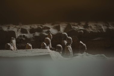 2000 yıl boyunca Çin 'in Shaanxi Eyaleti Xi' an şehrindeki Birinci Qin İmparatorunun Anıtmezarında terracotta savaşçıları savaştı..