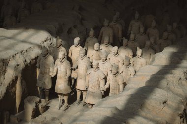 Terracotta Ordusu (Asker ve at cenazesi heykelleri), Çin 'in ilk imparatoru Qin Shi Huang' ın ordularını tasvir eden heykeller. UNESCO Dünya Mirası.