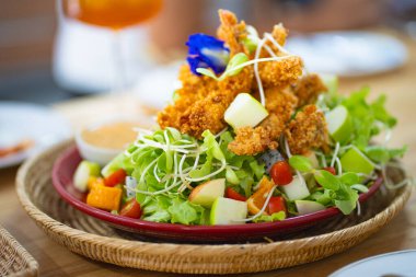 Taze sebzeli çıtır tavuk salatası.