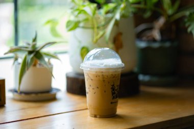 Plastik bardaktaki buzlu kahveyi yakın plan çek.