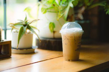 Plastik bardaktaki buzlu kahveyi yakın plan çek.