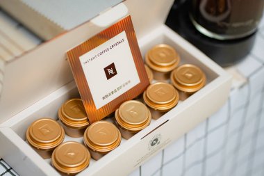 Farklı türde paketlenmiş kahve sunumu