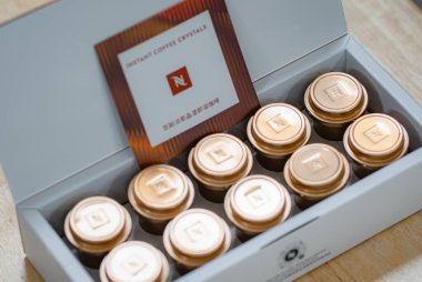 Beyaz kutuda bir sürü farklı kahve türü var.