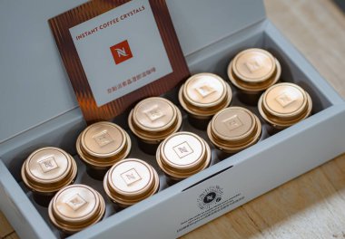 Beyaz kutuda farklı türde kahve sunumu