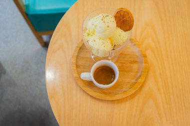 Kafede kahve ve dondurma yakın çekim  