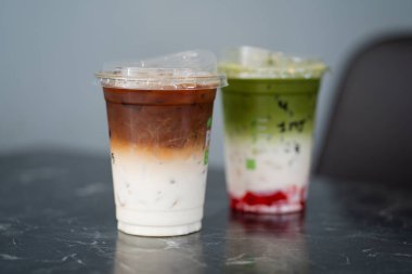 Bir bardak buzlu kibrit yeşil çayı jöleli, buzlu latte kahve dükkanı yaz terasında, menü fotoğrafçılığı..