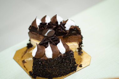 krem şanti tepesi ile çikolatalı kek