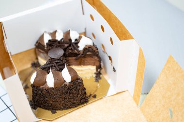 İçinde krema olan çikolatalı pasta.